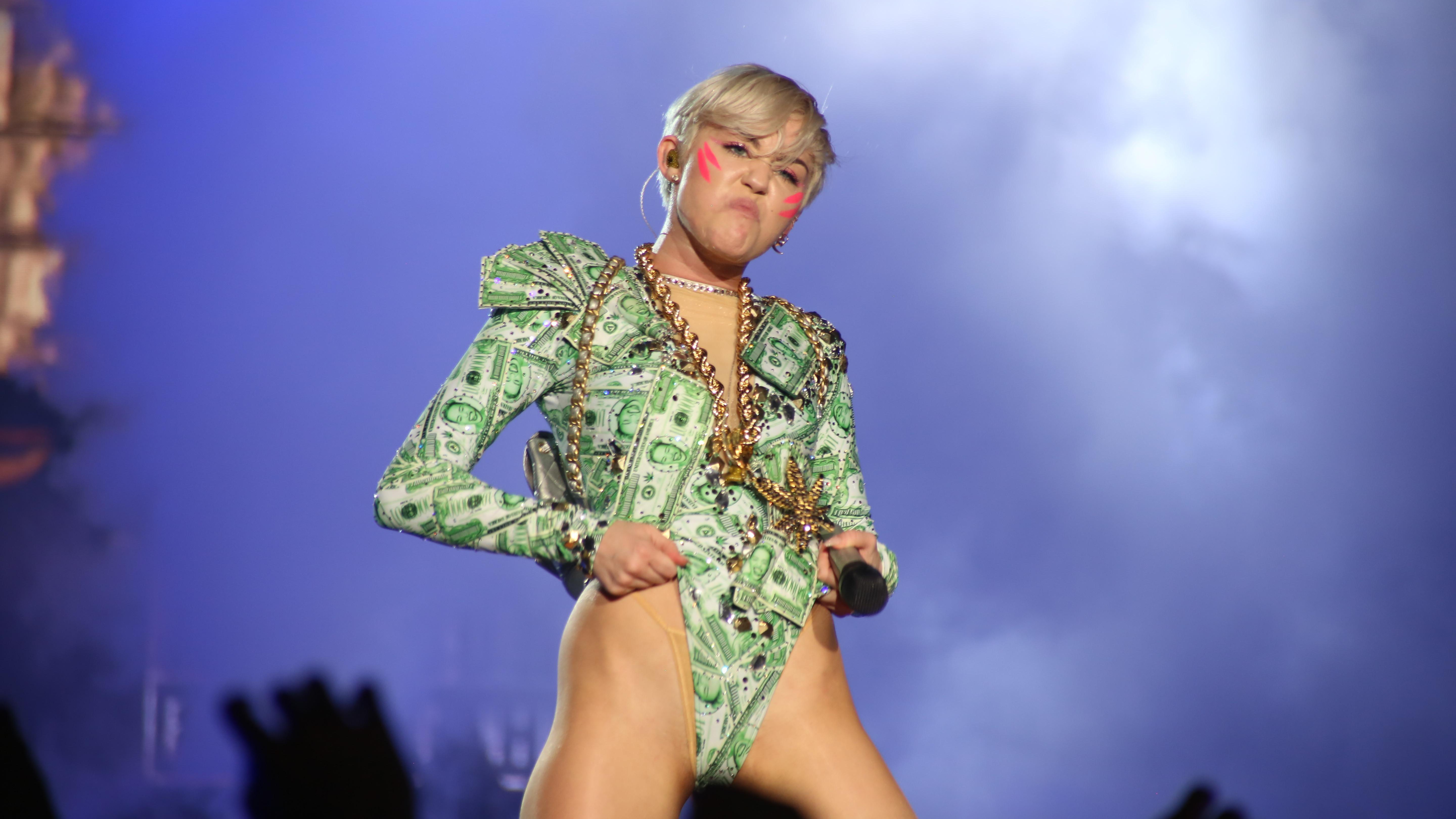Miley cyrus twerking two black dicks 5